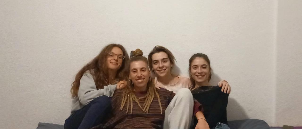 Cuatro estudiantes mallorquinas en su piso en Granada. De izquierda a derecha: Berta Ruiz, Clara Mulet, Elena Vollmer y Andreva Tubert.