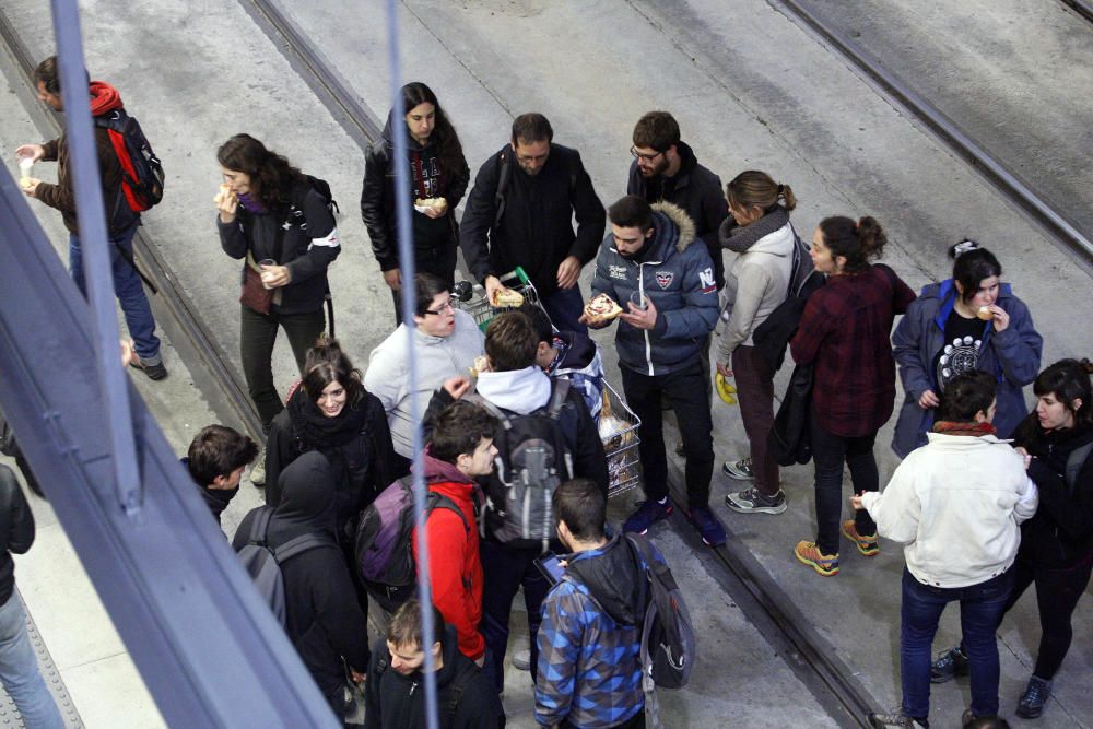 Manifestants tallen les vies del TAV a l'estació de Girona