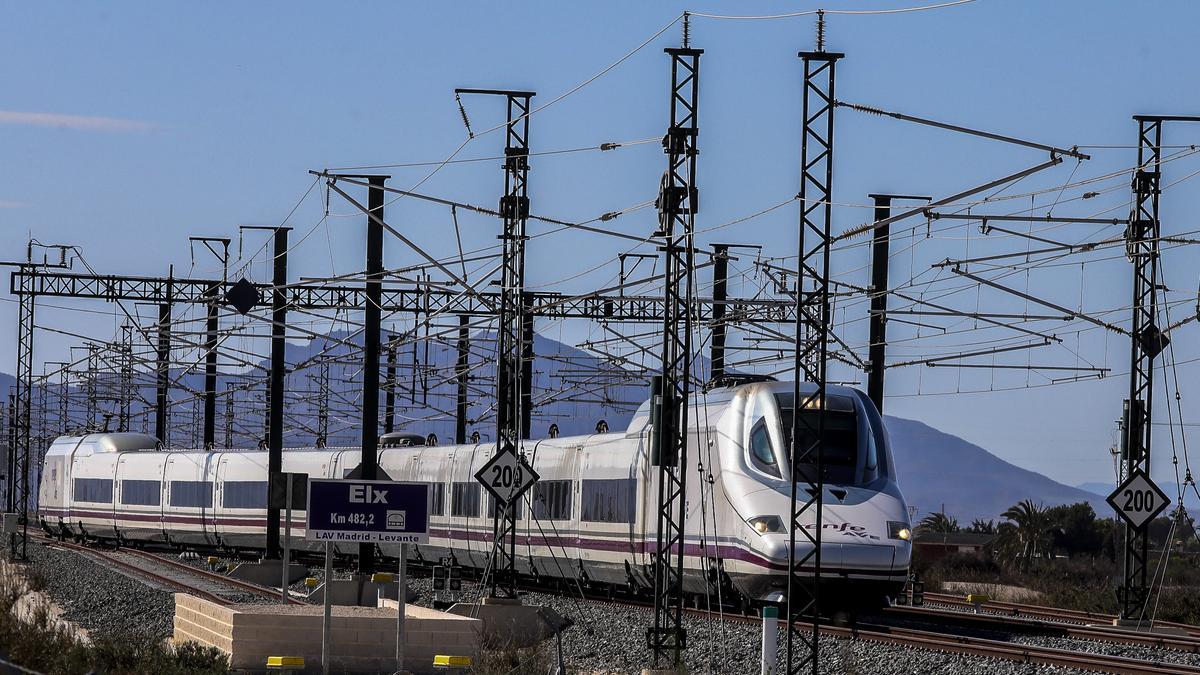 El AVE con destino Madrid a su paso por el tramo de Elche.