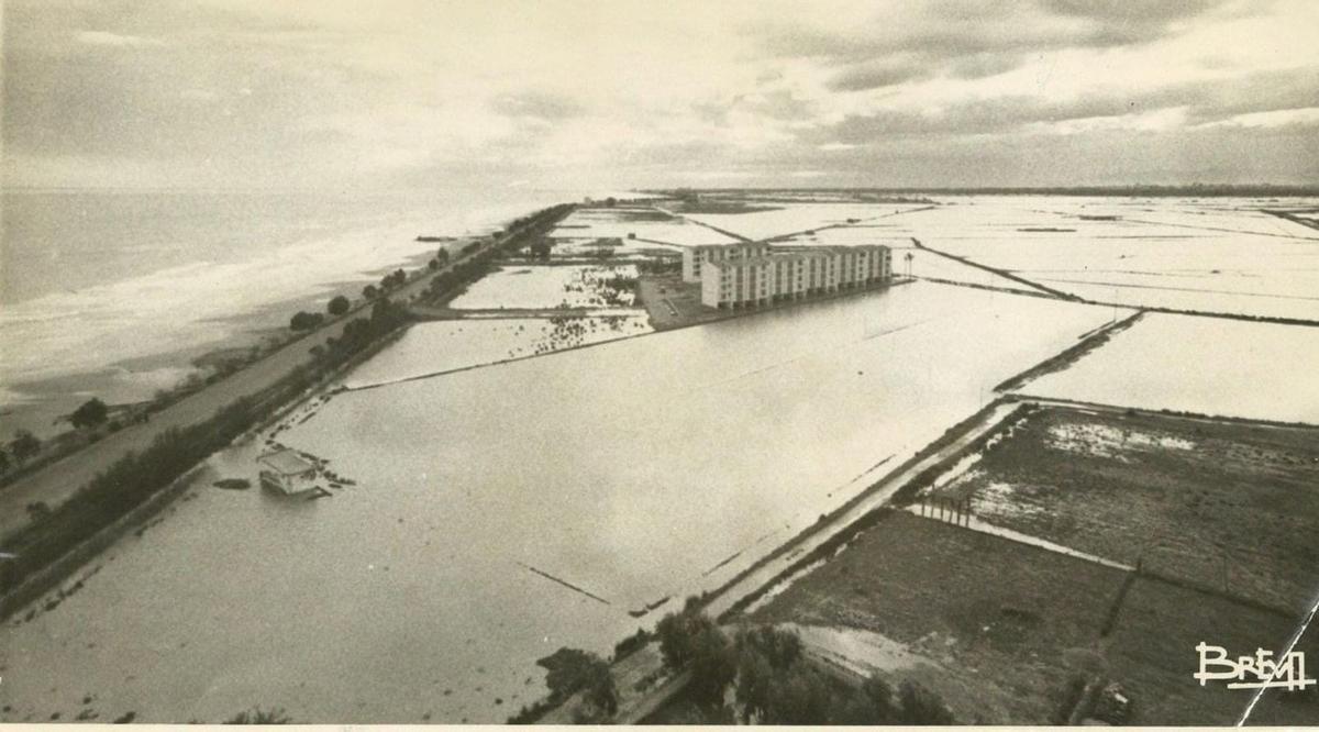 Curiosa imagen de los apartamentos La Panderola rodeados de agua, a modo de isla, tras un episodio de fuertes lluvias que provoicó la inundación de la zona.