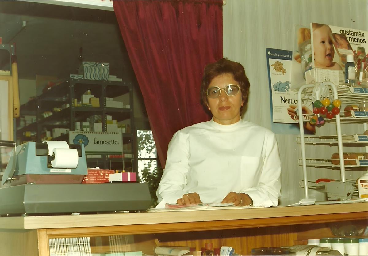 Adoración Ferreira en sus primeros años en la farmacia de San Vitero