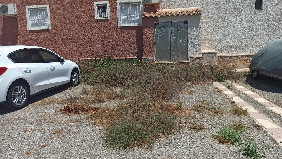 Zona de aparcamiento en &quot;tierra de nadie&quot; en la urbanización San Luis