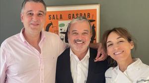 El alcalde Jaume Collboni con el director general del gremi de restauradors, Roger Pallarols, y la restauradora Núria Gironés