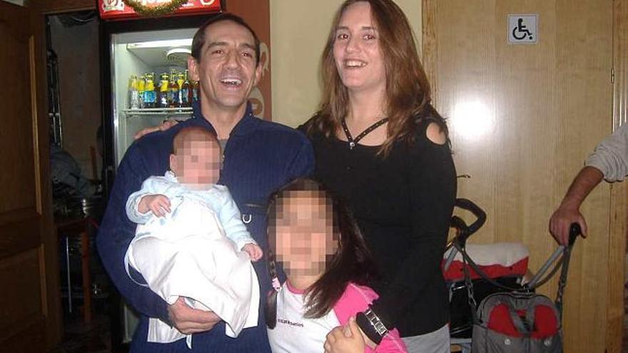 Miguel Ángel con su mujer e hijas antes de ingresar en prisión.