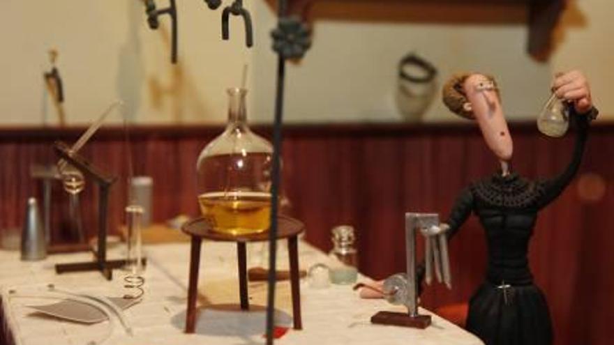 Distintos dioramas con figuras de plastilina sobre Marie Curie, la era de las telecomunicaciones y la creación de las universidades, en la muestra del Muboma de Alcoy.