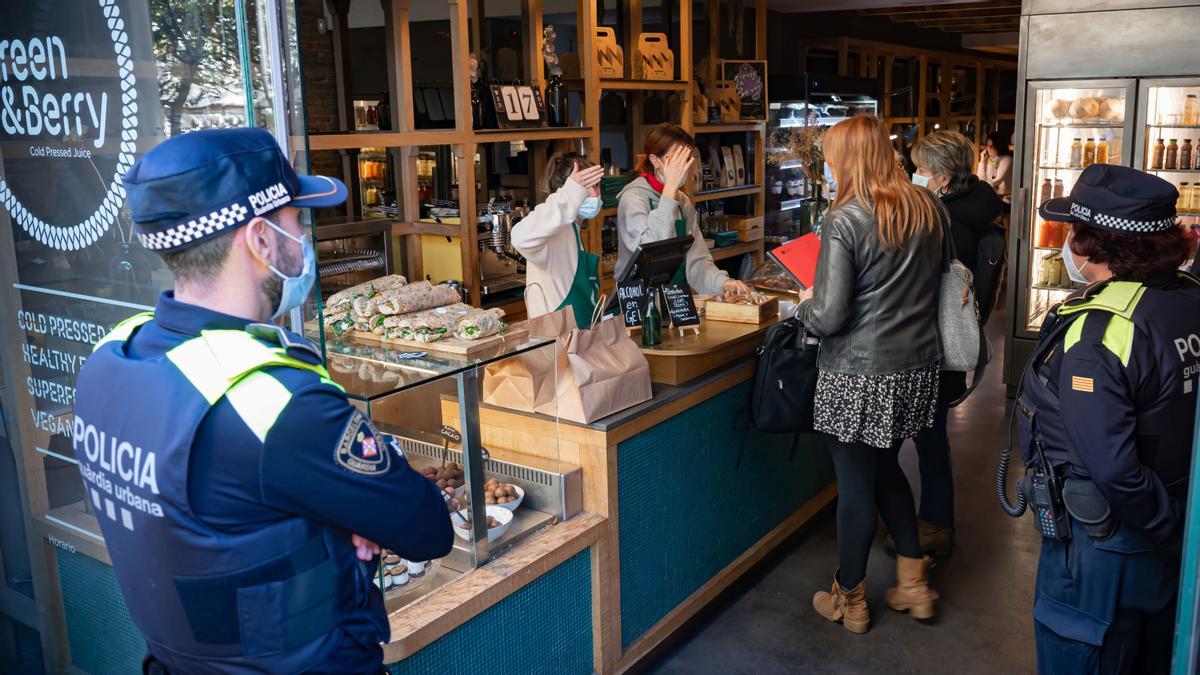 Inspecció nocturna a Enric Granados: «Un esquirol podria saltar de terrassa en terrassa de bar»