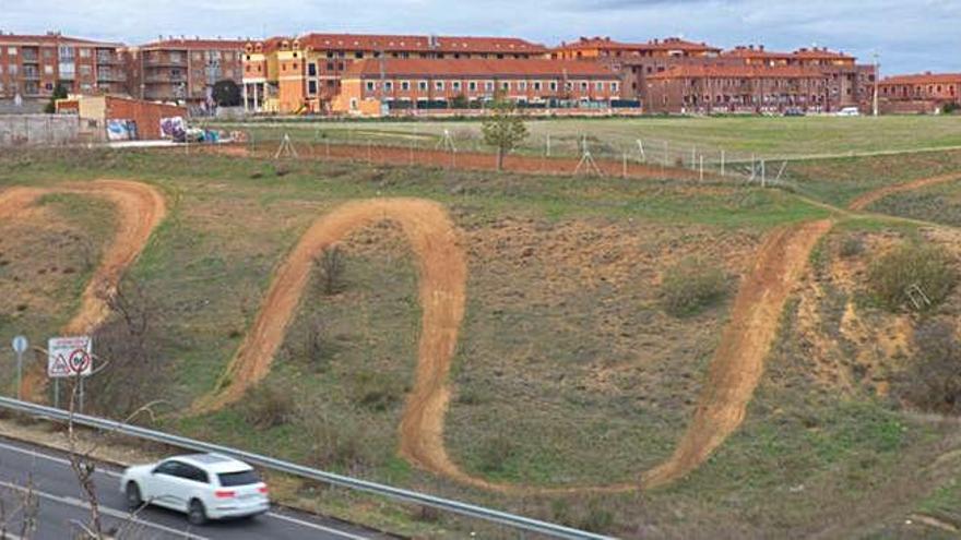 En la imagen, uno de los circuitos creados de forma irregular por el continuo tránsito de vehículos a motor en un paraje natural del municipio.