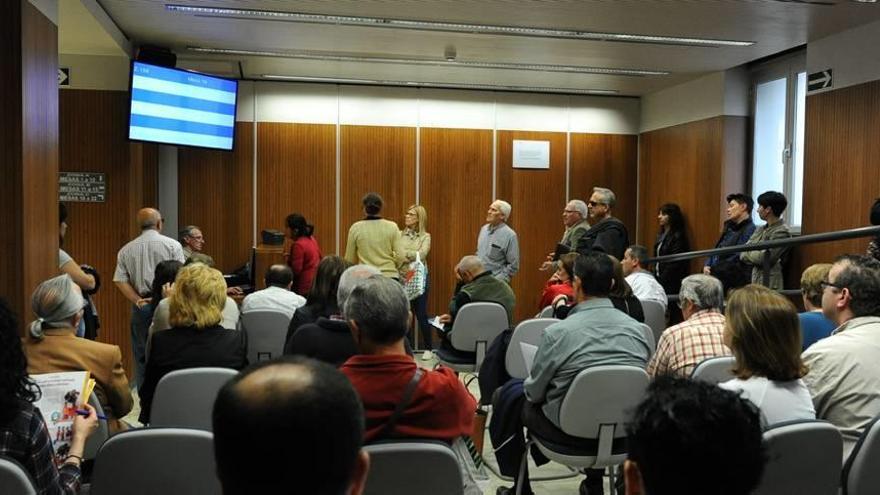 Contribuyentes que esperan ser atendidos durante la campaña de la renta.