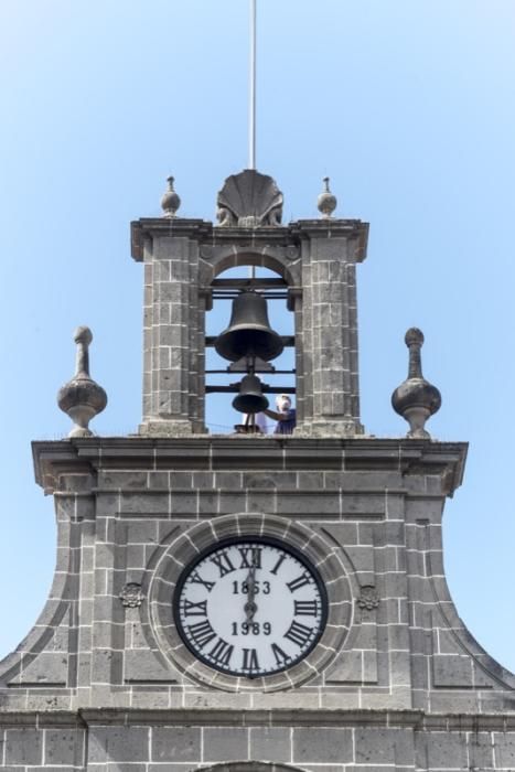 Fiestas del Pino en Teror: Subida de la Bandera en la Basílica