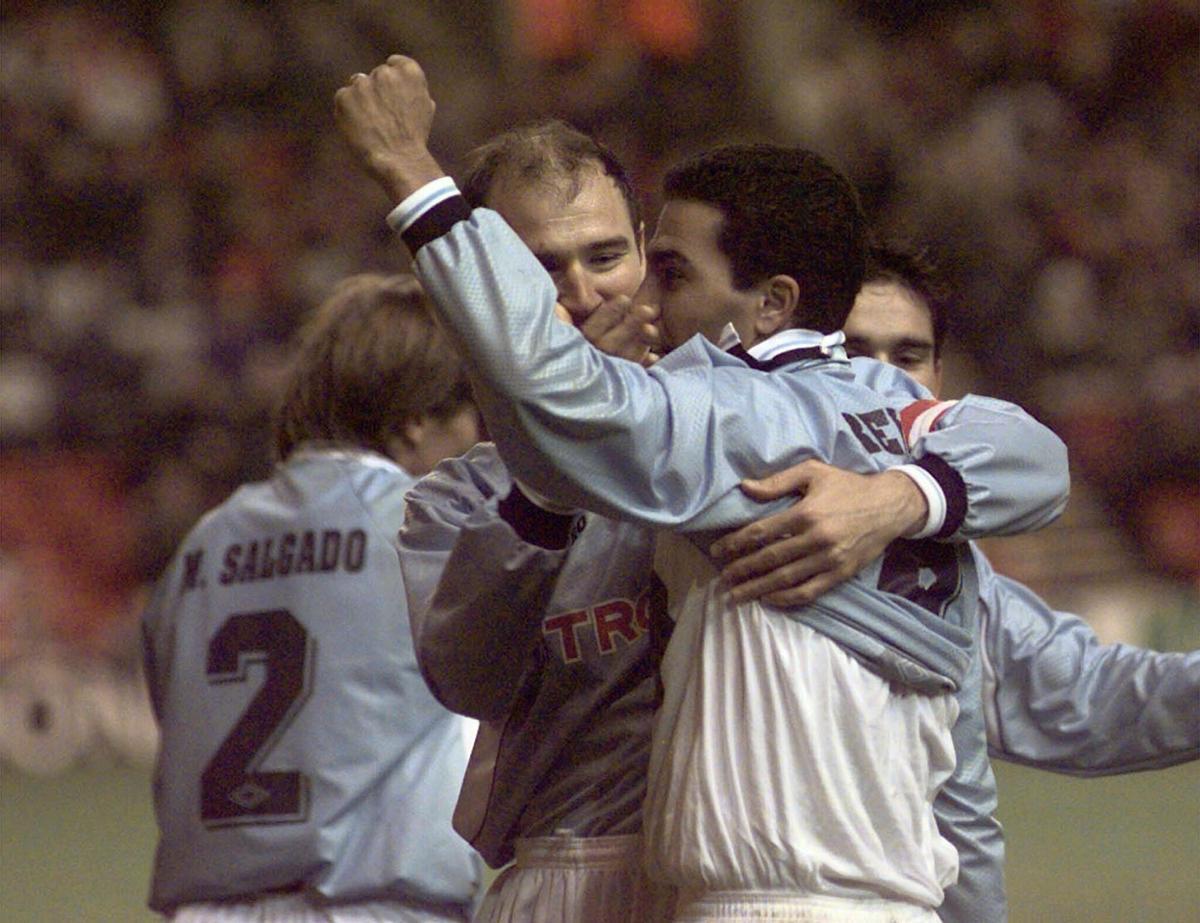 Michael Revivo es felicitado por sus compañeros después de marcar el tanto que dió la victoria al Celta de Vigo en su encuentro contra el Liverpool, esta noche, en la tercera ronda de la Copa de la UEFA. El Celta venció por un gol a cero y se clasifica para los cuartos de final. DIGITALFUTBOL, COPA DE LA UEFA, CELTA DE VIGO, LIVERPOOL