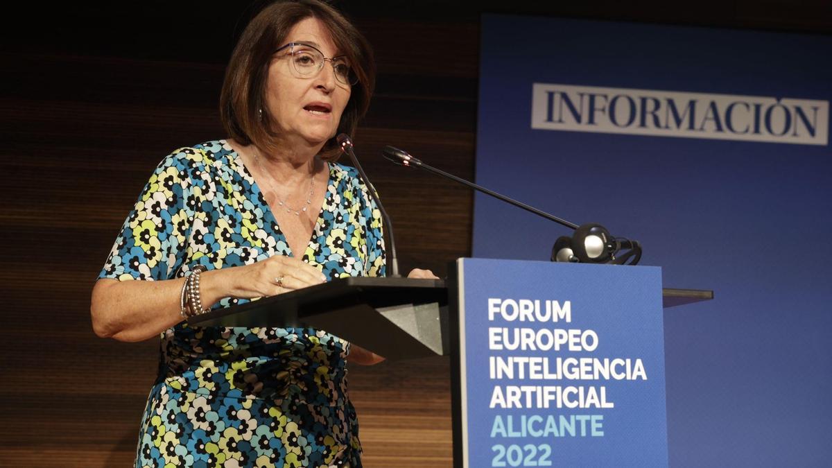 Amparo Navarro, rectora de la Universidad de Alicante, durante el discurso que ha servido como cierre del I Fórum Europeo de Inteligencia Artificial celebrado en Alicante.