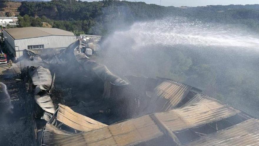 Imatge del magatzem de reciclatge de matalassos d&#039;Esparreguera afectat per l&#039;incendi