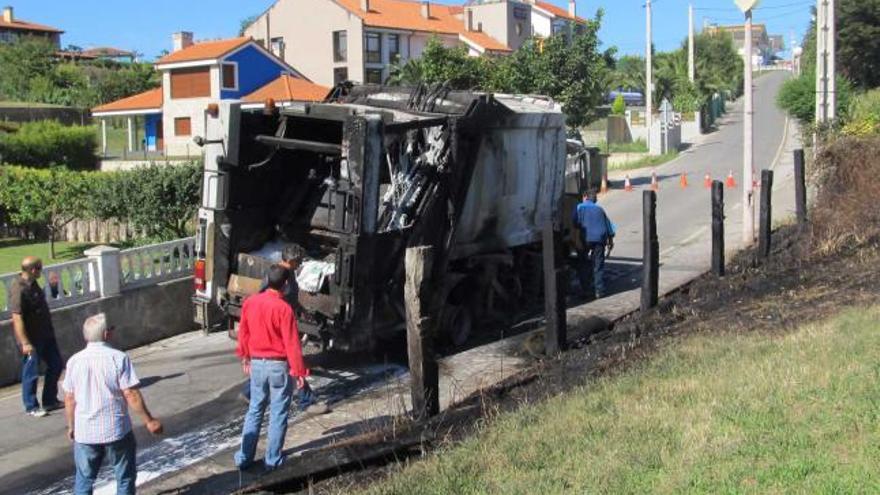 Un camión de la basura se incendia y corta 8 horas una carretera a ...
