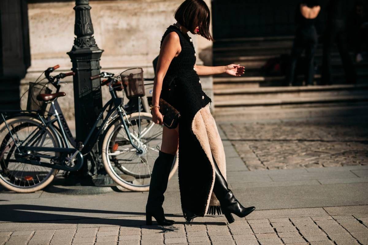 Look con botas altas, visto en el 'street style' de París