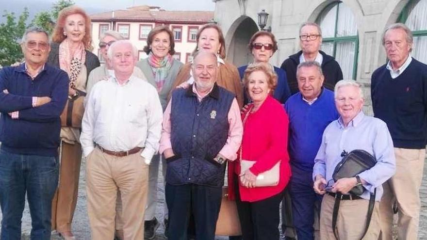 Los médicos de las Fuerzas Armadas y sus parejas en su visita a la Escuela Naval Militar. // S.A.