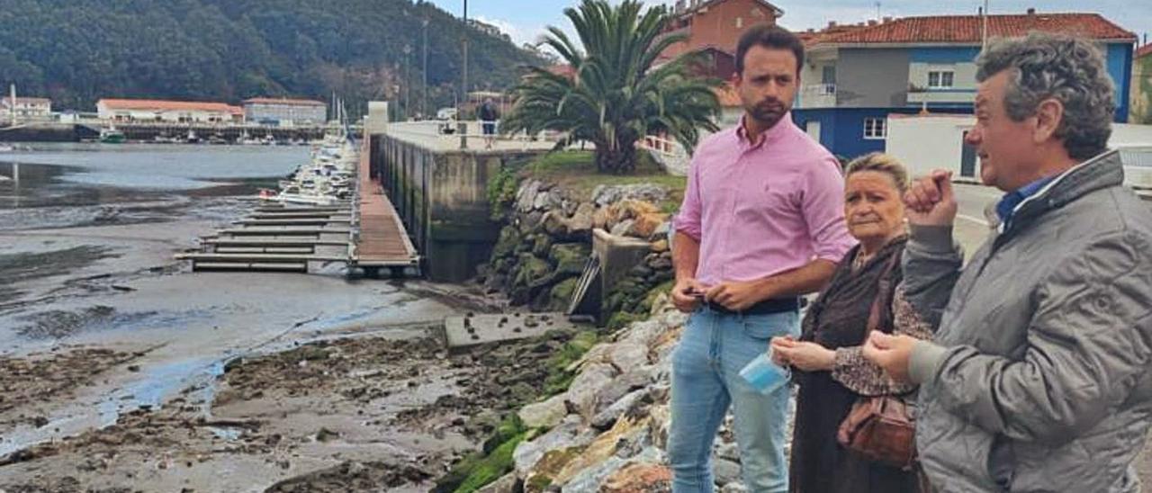 Por la izquierda, Álvaro Queipo, Marisa Martínez y José Manuel Díaz, “Pipo”, miran el fango del puerto deportivo.