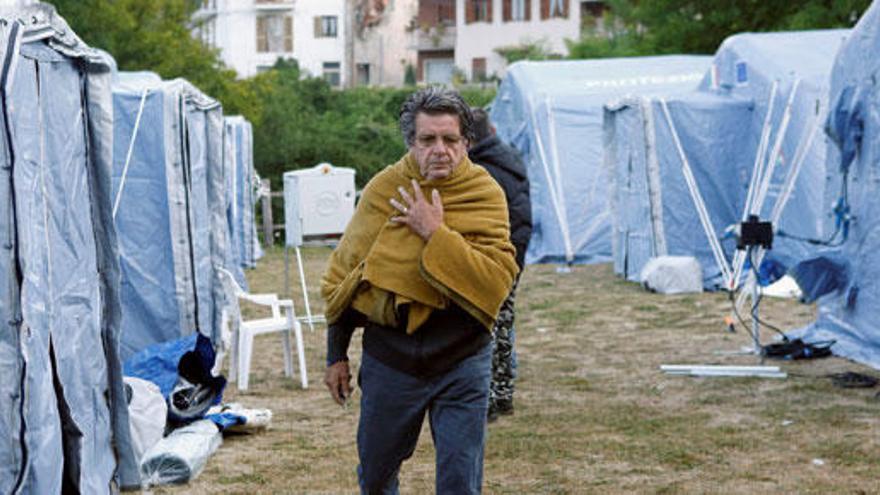 Un hombre camina entre las tiendas de campaña.