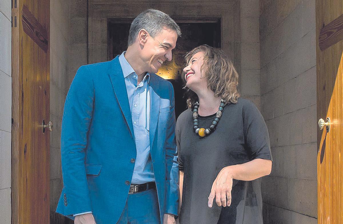Pedro Sánchez y Francina Armengol exhibieron complicidad a las puertas del Consolat.