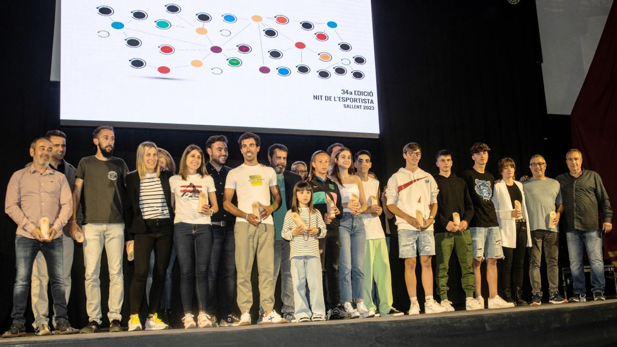 Els esportistes i tècnics guardonats a la 34a Nit de l’Esportista de Sallent van posar junts al final de la cerimònia d'entrega de premis