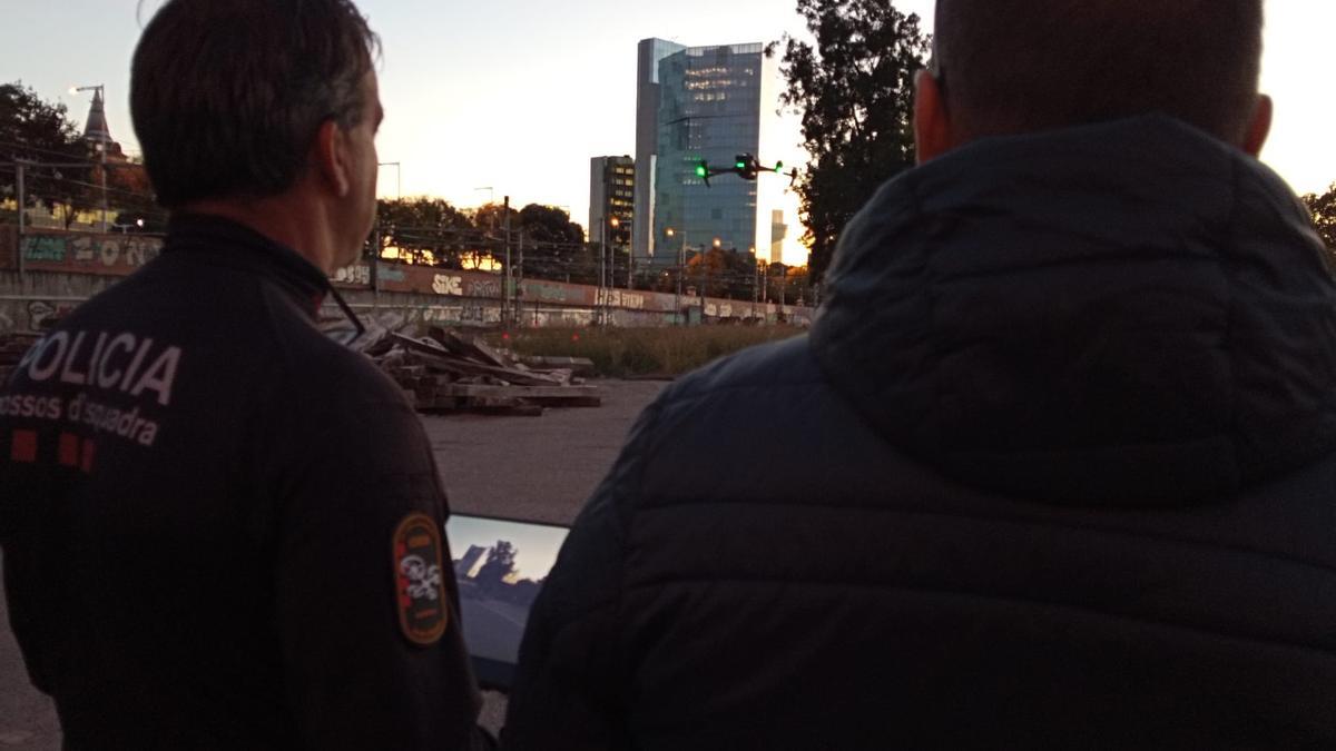 La unidad de drones de Mossos controlando la Estación de Francia de Barcelona