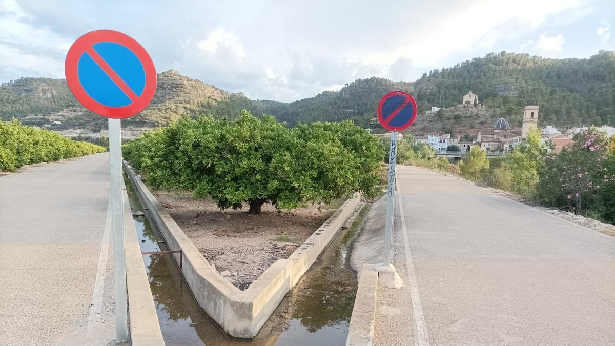 Antella ha reforzado las señales de prohibición en los caminos de la partida del Reguer, que también cerrará con cadenas los fines de semana.