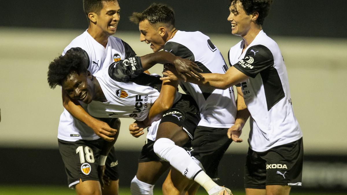 Los jugadores del Valencia Mestalla, celebrando uno gol