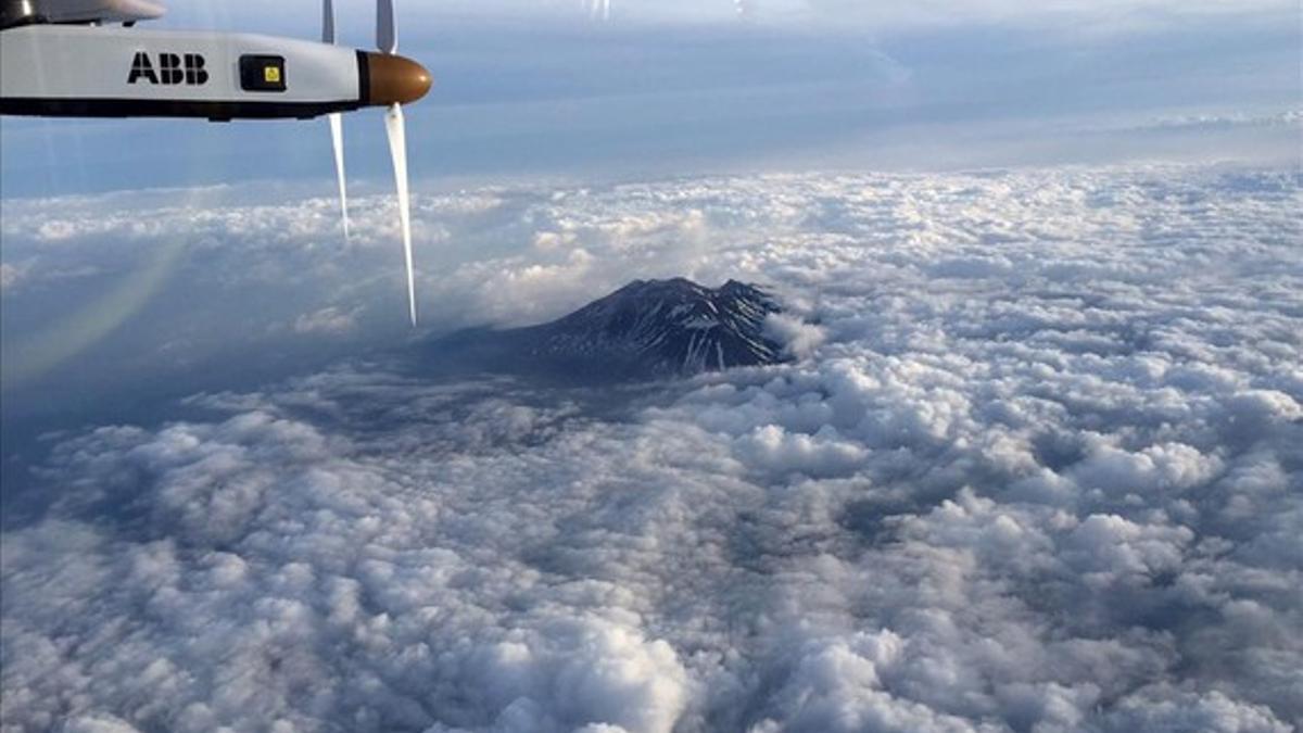 Imagen tomada por el piloto del avión Solar Impulse 2 , Andre Borschberg,  sobrevolando la región de Nagano, Japón.