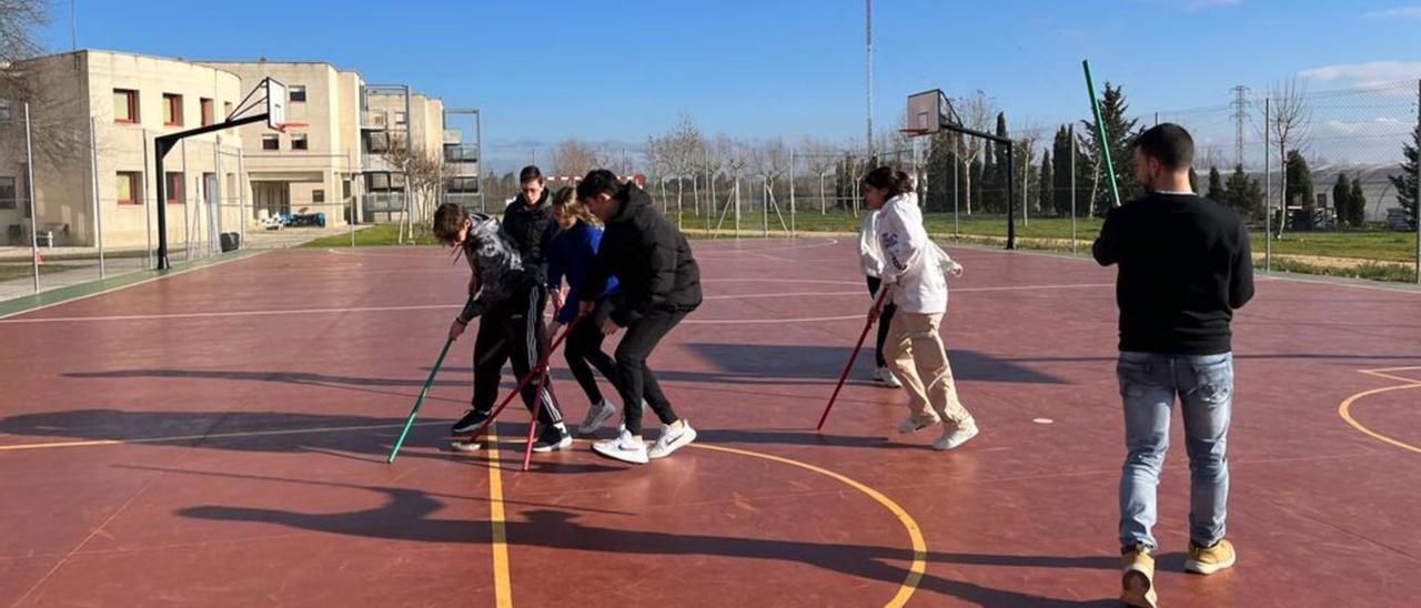 Alumnos de Secundaria del IES Alfonso IX juegan un partido de hockey adaptado en el patio, dentro de la jornada organizada por la Federación de Deporte Adaptado de Castilla y León. | Cedida