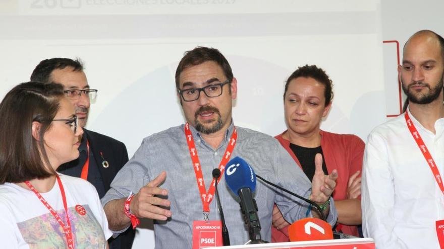 El cabeza de lista por el PSOE comparece con sus compañeros, felices tras el avance socialista en Lorca.