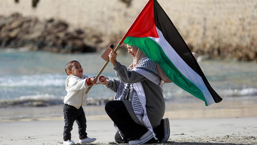 Cometas en ses Salines en solidaridad con Palestina