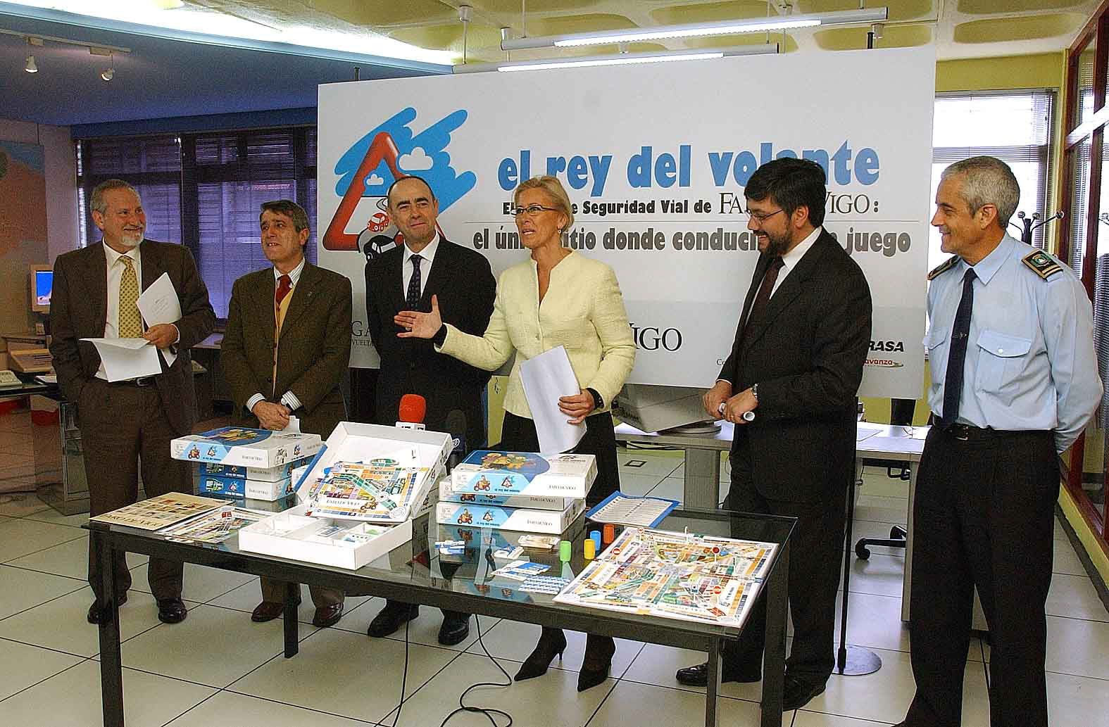 EL subdirector general de faro de Vigo Ceferino de Blas acompañado de la alcaldesa Corina Porro durante la presentación del juego de seguridad vial El Rey del Volante en 2005 Pablo Martínez.jpg