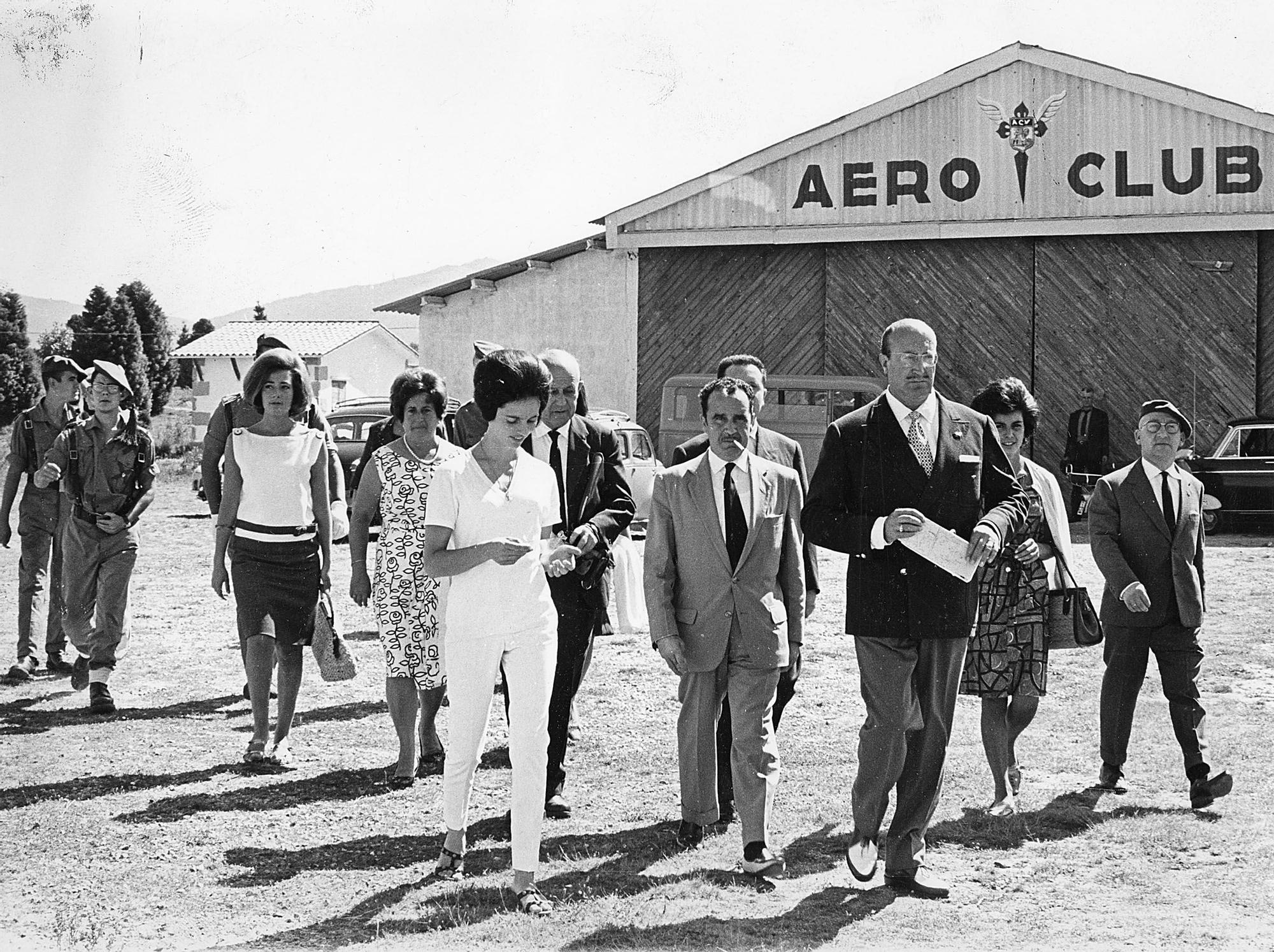 Cecilia de Borbon-Parma, en el aeropuerto de Peinador en 1963.jpg
