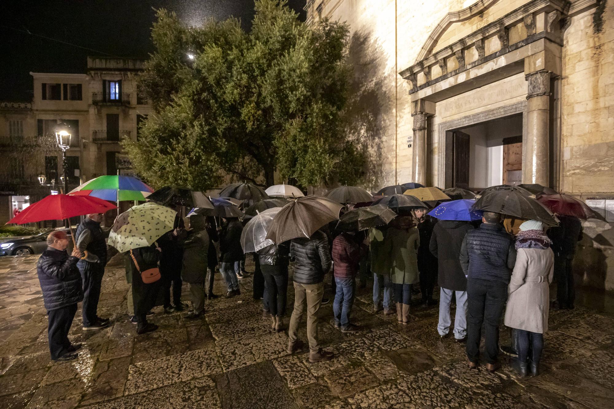 Decenas de personas aguantando la lluvia y el frío en el exterior de la iglesia para dar el pésame.