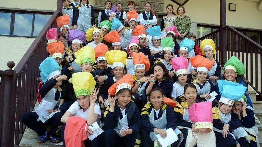 Alumnos del colegio Doroteas, con sus gorros de chef. // R. V.