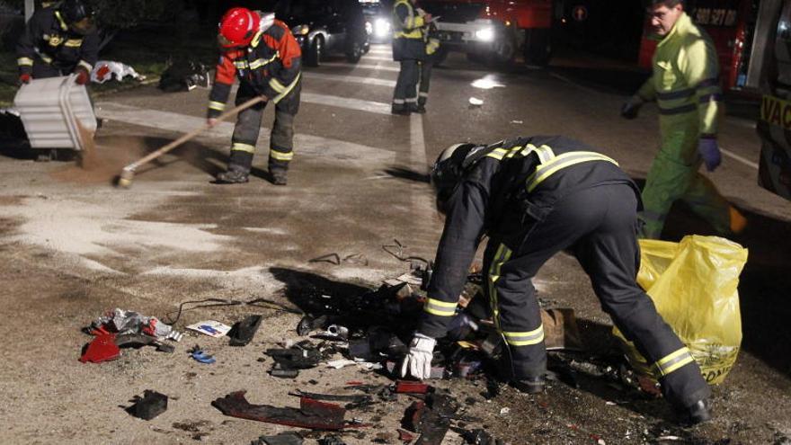 Los bomberos recogen los restos del accidente de Muelas del Pan.