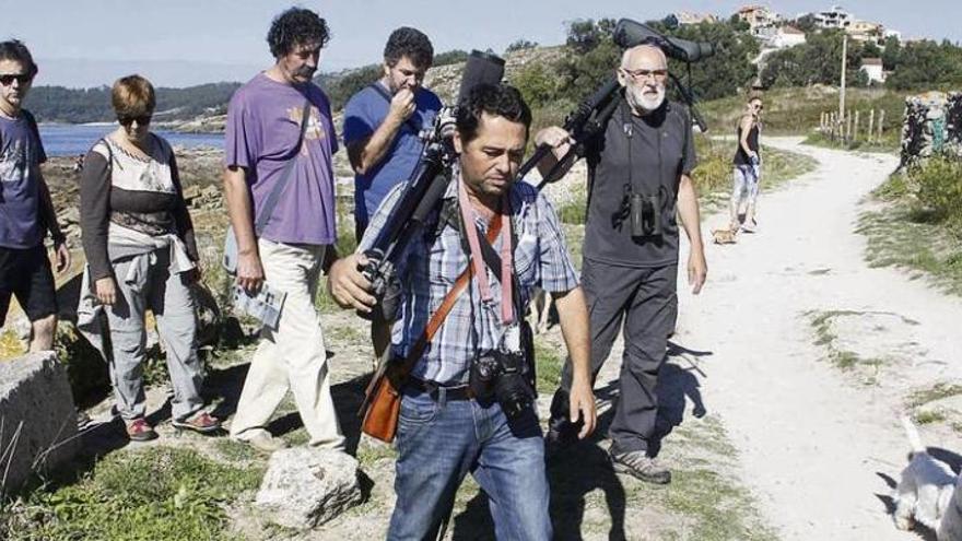 Participantes en las observaciones de aves realizadas ayer en distintos puntos de Punta Balea. // Santos Álvarez