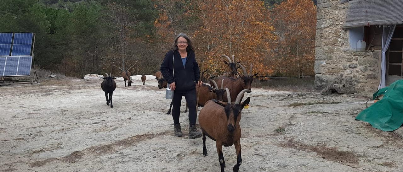 Paloma Datzira amb les seves cabres a la finca de la Vall de Marfà