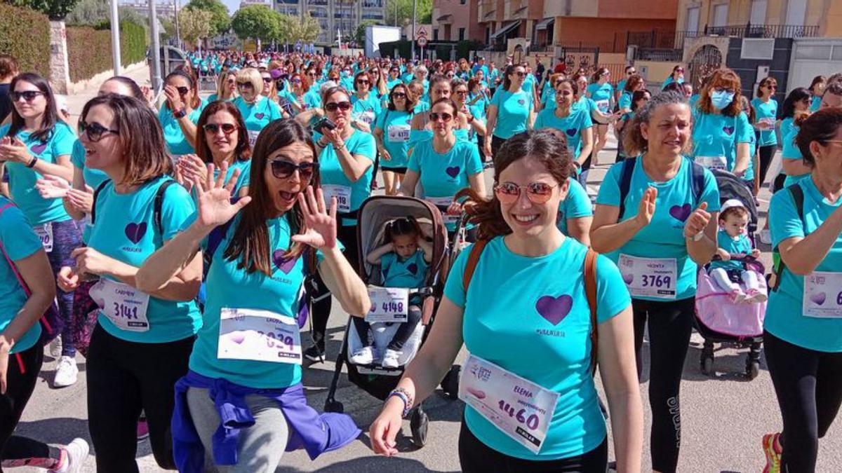 Mujeres de todas las edades, incluso con carros de bebé, participaron en la prueba.  La batukada Kum Kum Tra animó la jornada. | S.T.C