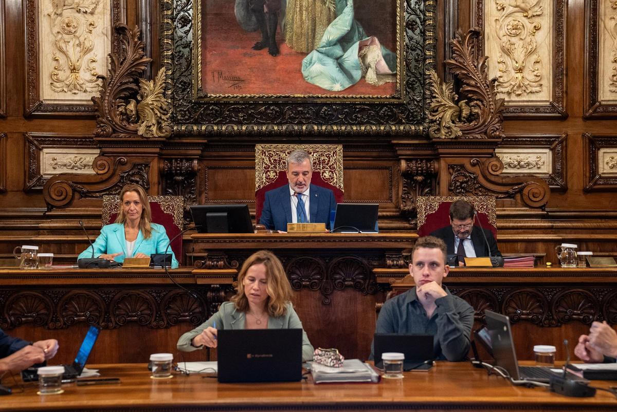 Jaume Collboni, con Maria Eugenia Gay y Albert Batlle, en el pleno municipal de septiembre