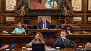 Jaume Collboni, con Maria Eugenia Gay y Albert Batlle, en el pleno municipal de septiembre