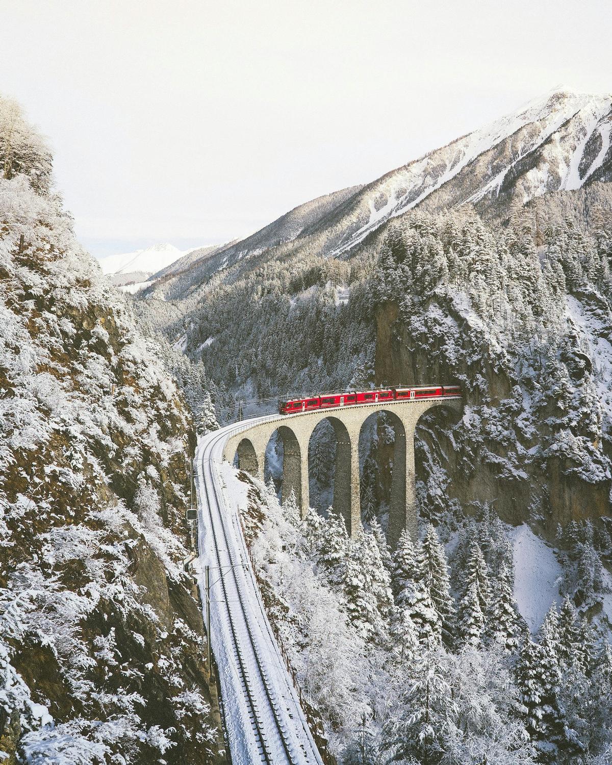 El tren atraviesa de parte a parte el paisaje montañoso suizo