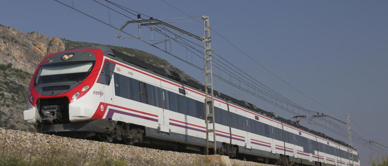 Un convoy de Cercanías a su paso por un tramo de vía única entre Tavernes de la Valldigna y Gandia, donde ya está en marcha un plan para duplicar la vía.