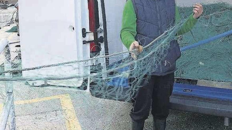 Marineros con las redes, antes de largarlas al agua. // Muñiz