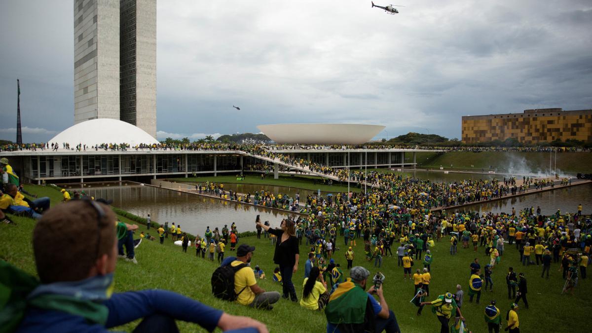 Simpatizantes de Jair Bolsonaro, durante el asalto en Brasilia.