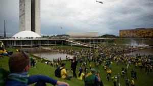 Seguidores del ex presidente brasileño Jair Bolsonaro, en día de la toma de las instituciones en Brasilia.