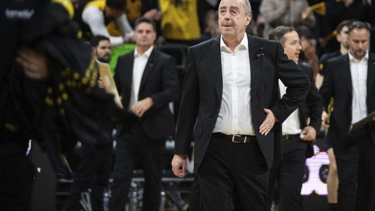 Txus Vidorreta, camino de los vestuarios al descanso.