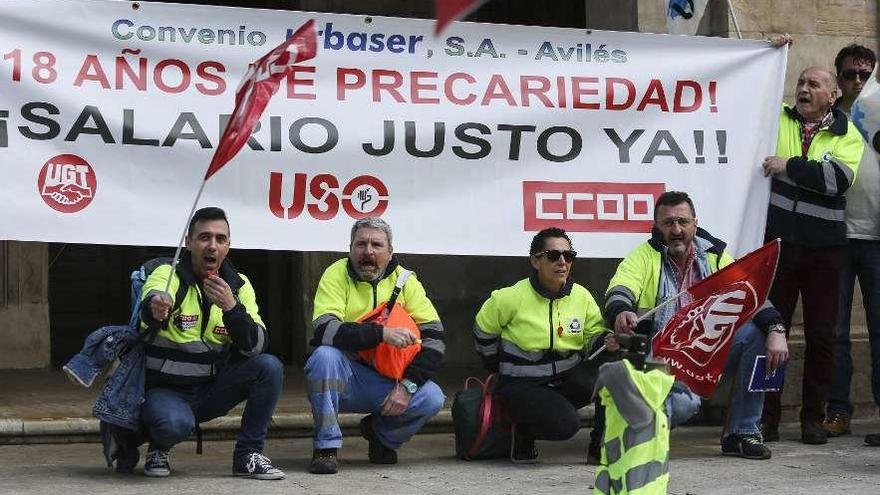 Trabajadores de limpieza de Urbaser, durante una protesta esta semana.