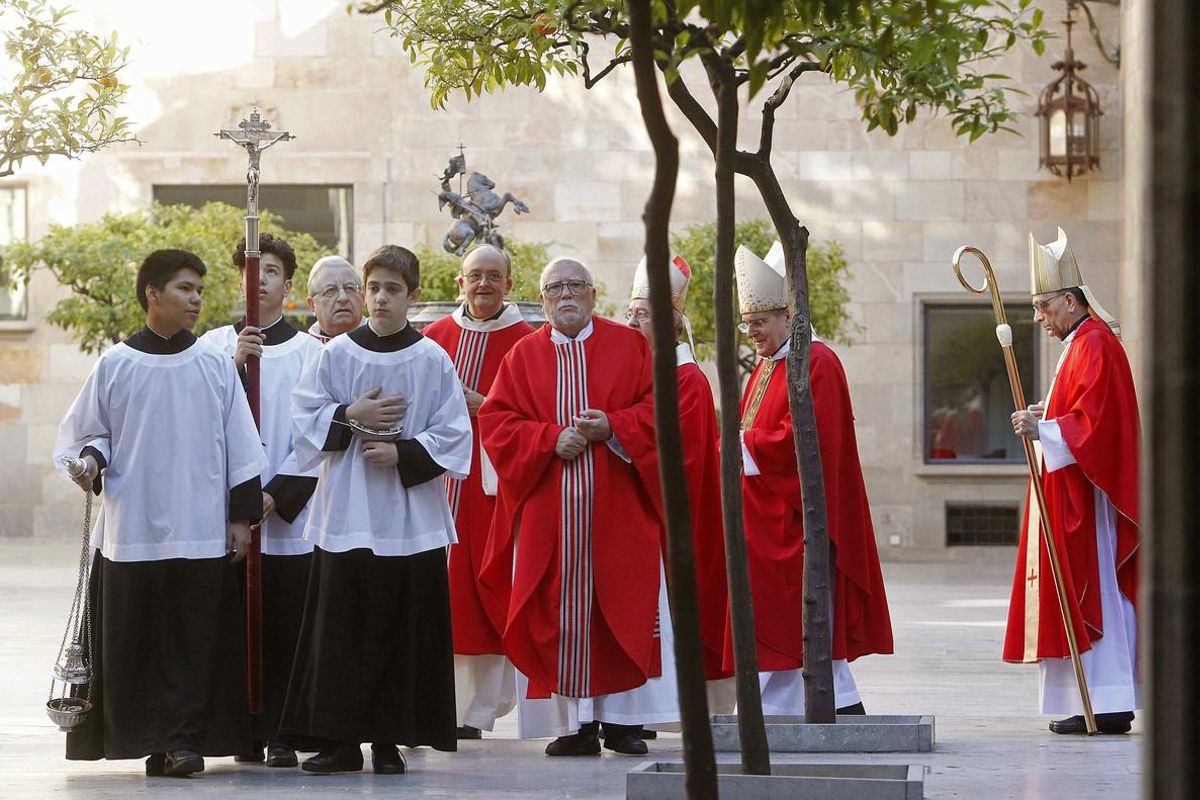 GRA006 BARCELONA, 23/04/2016.- El arzobispo de Barcelona, Juan José Omella (d), oficia por primera vez la celebración de la Eucaristía que, como cada año, está programada dentro de los actos cívicos y culturales organizados con motivo de la Diada de Sant Jordi en el Palau de la Generalitat. EFE/Marta Pérez