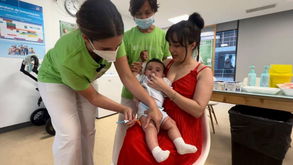Una enfermera vacuna a un bebé contra el VRS en Ourense.