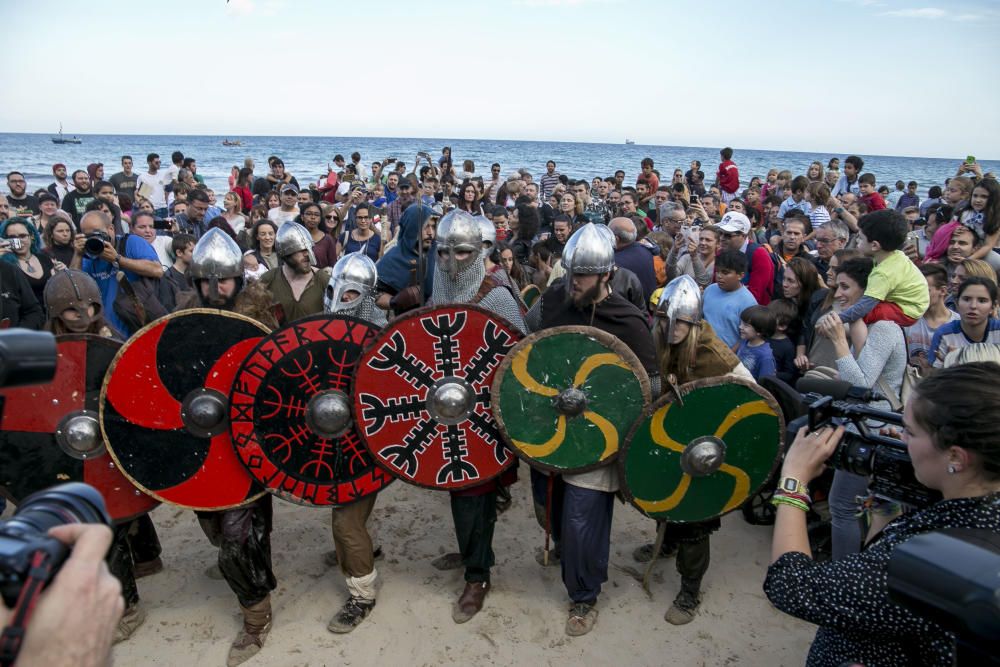 Los vikingos llegaron en barco al Postiguet y recorrieron el centro de la ciudad repartiendo entradas